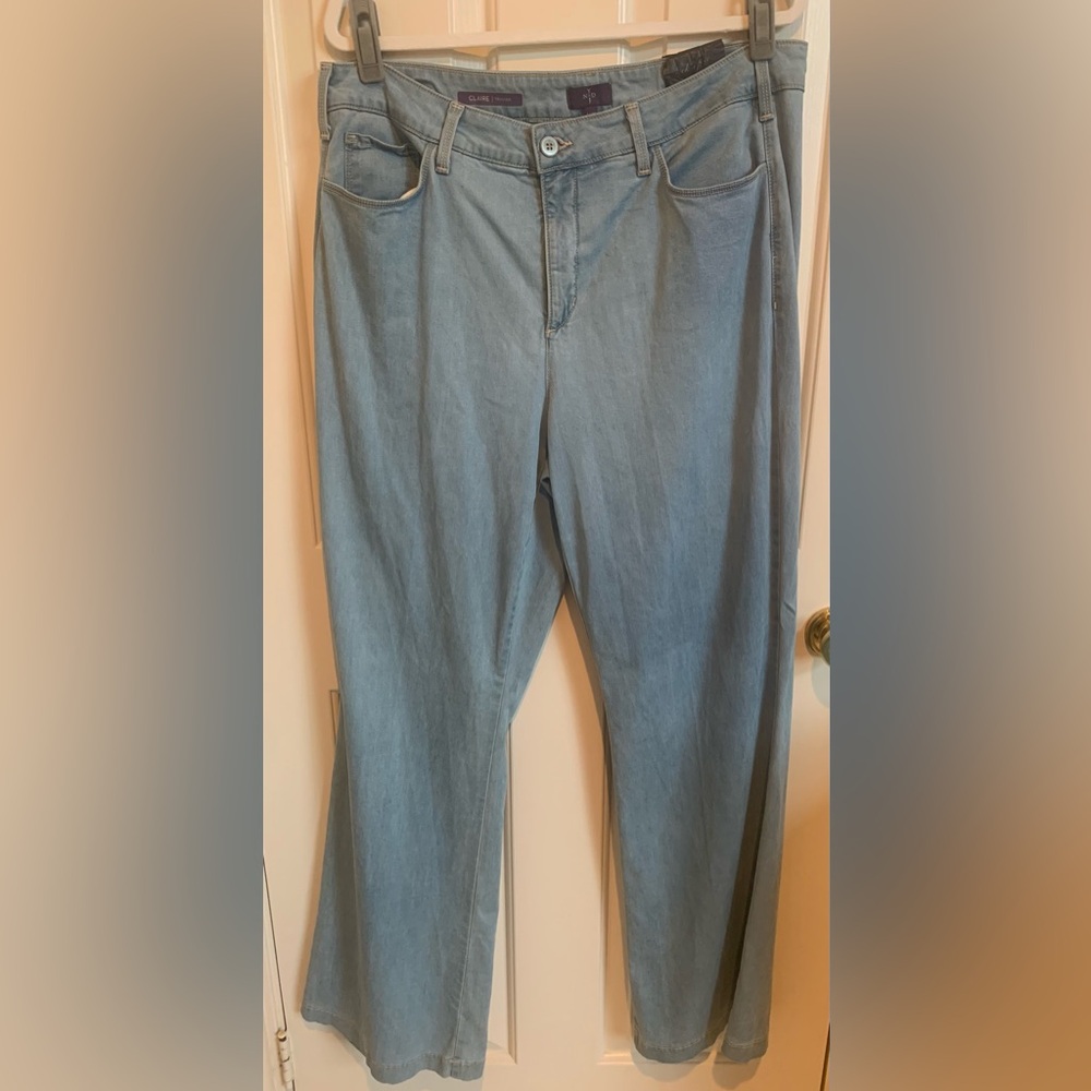 NYDJ Claire wide leg denim trouser. Size 16W, light wash denim. New!! - Picture 2 of 6